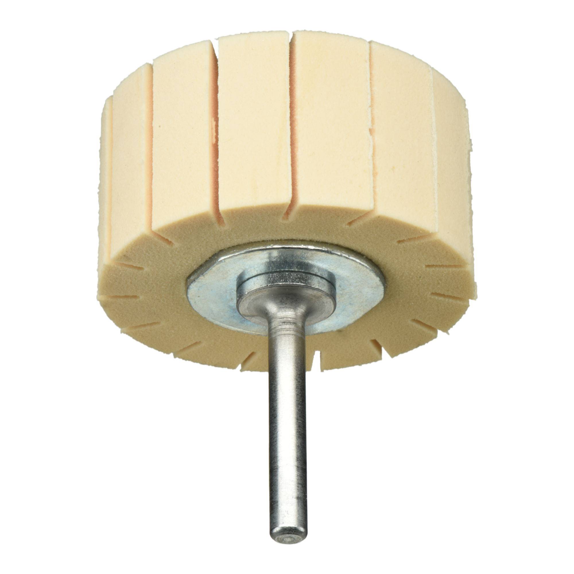 Et beige slibende lamelbånd med lodrette slidser og en central metalaksel, som bruges til slibning og overfladebehandling.