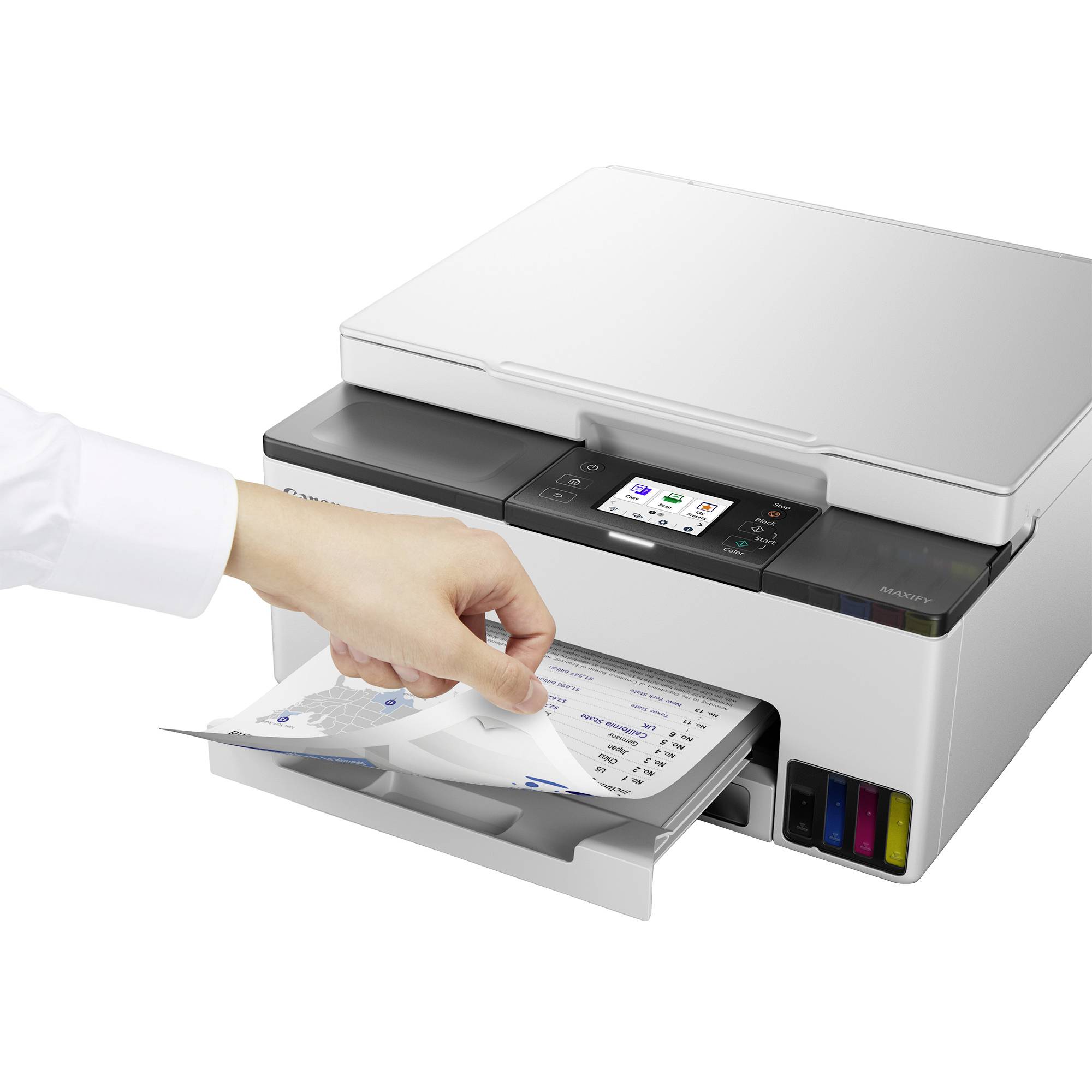 En person placerer et ark papir i en moderne multifunktionsprinter, klar til at printe eller scanne. Printerens display viser statusikoner.