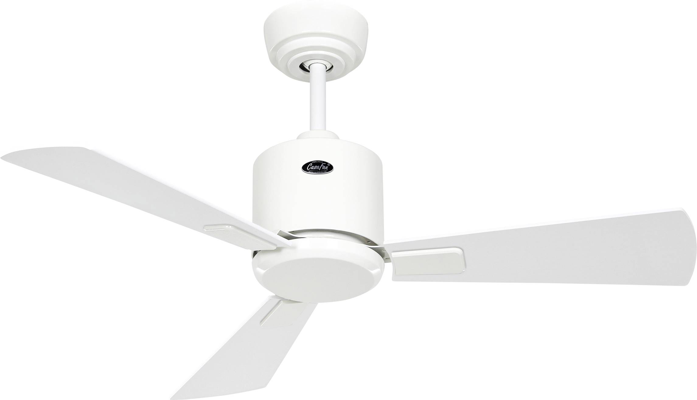 En hvid loftsventilator med tre vinger og et lille centralt motorhus. Ventilatoren er monteret på en kort nedstang med en cirkulær base.