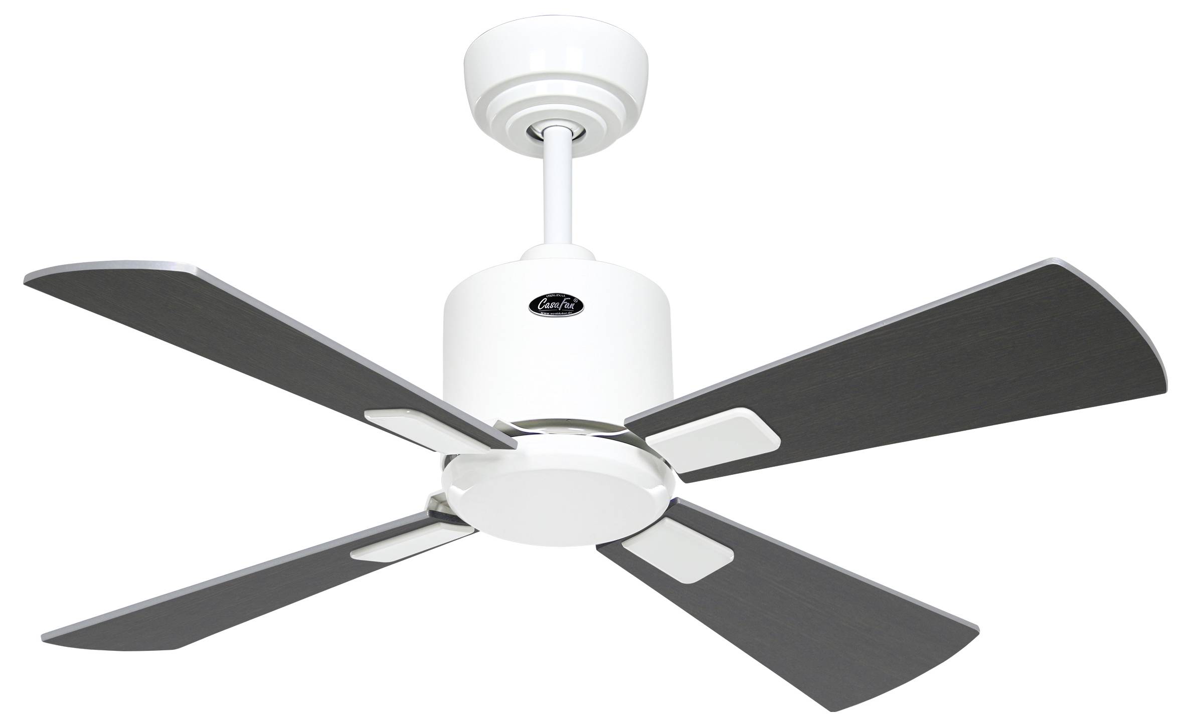 En hvid loftsventilator med fire mørke blade, monteret på en kort stang.