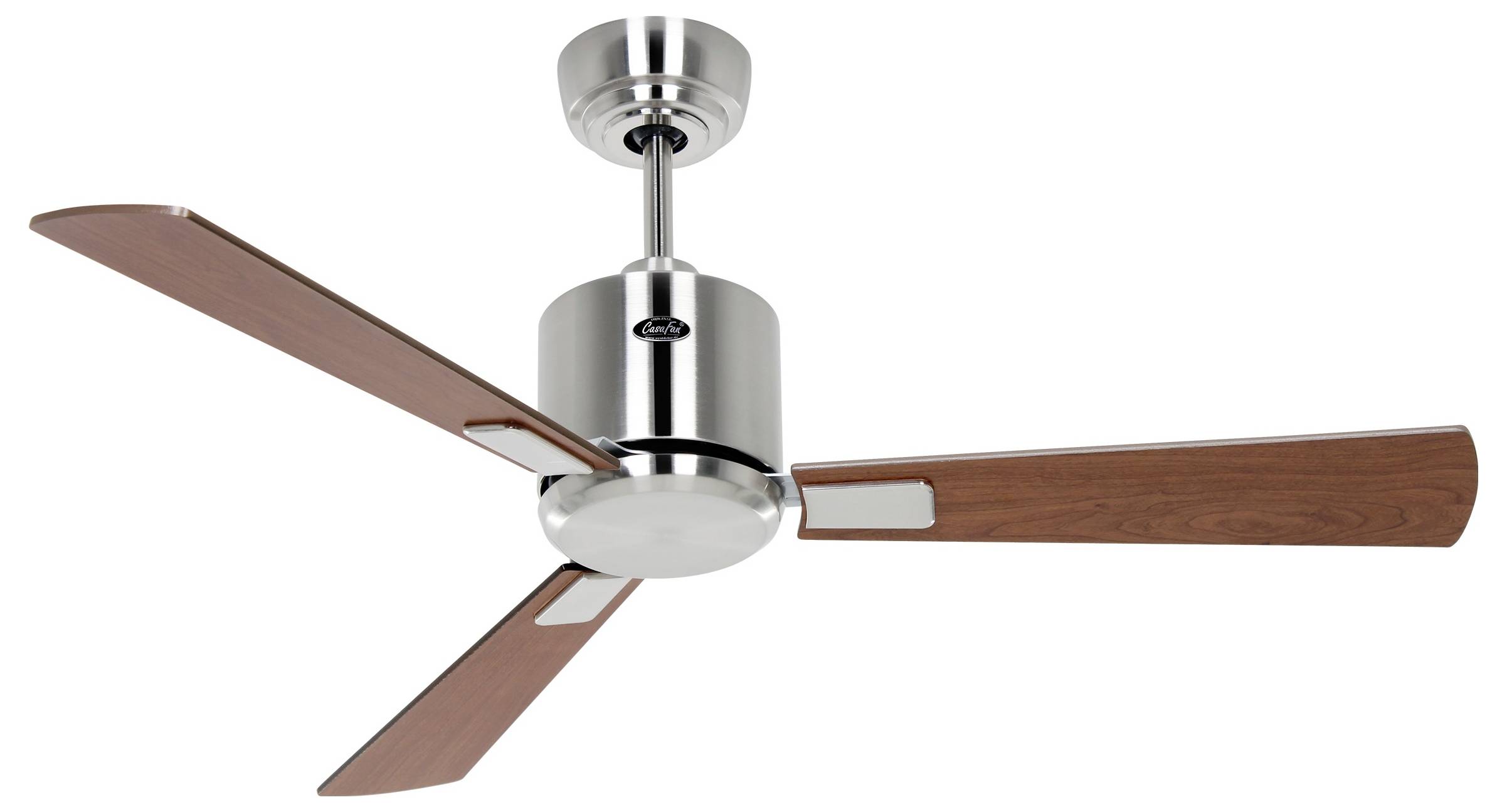 Et loftventilator med moderne metalfinish og tre træblader. Designet inkluderer en central lysarmatur.