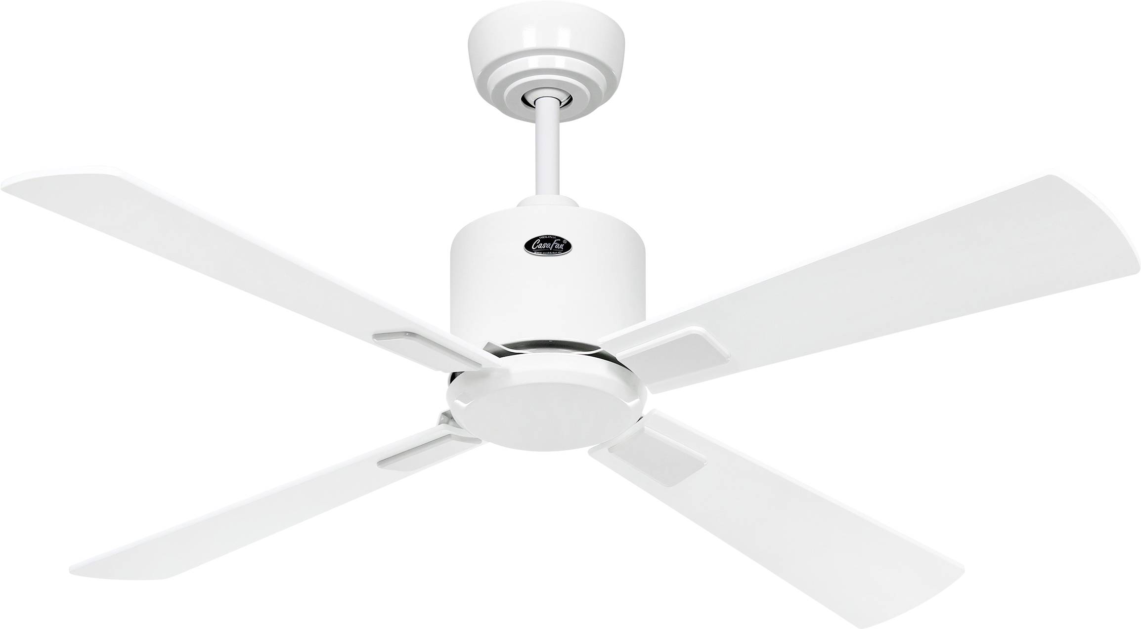 En hvid loftventilator med fire vinger og en central motorenhed, designet til indendørs luftcirkulation.