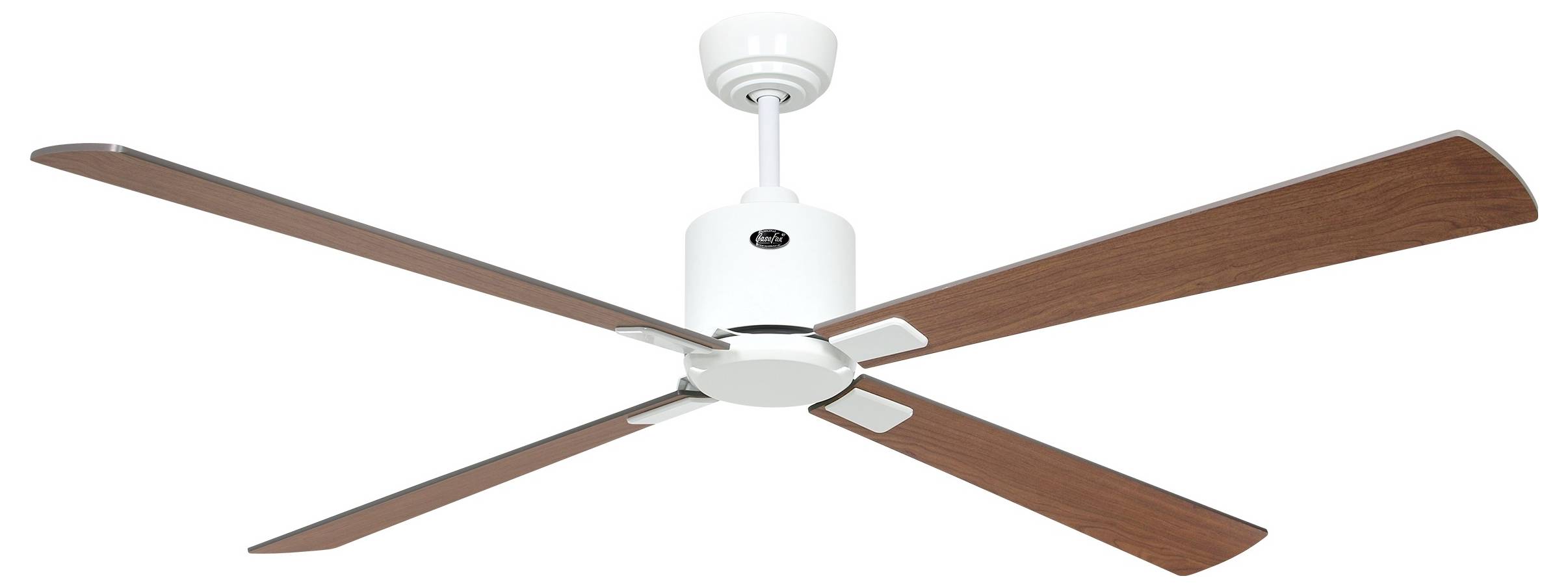 Et hvidt loftventilator med fire brune træblader, set nedefra, på en hvid baggrund.