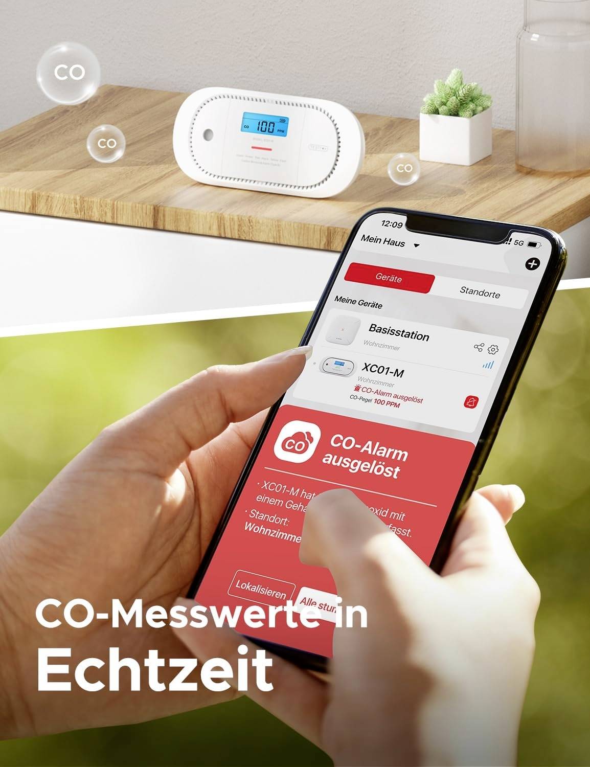 Person holder en smartphone med en app, der viser CO-måleværdier. I baggrunden en CO-detektor på bordet med display. Tekst: 'CO-måleværdier i realtid'.