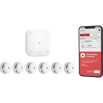 Et røgdetektionssystem med seks sensorer og en smartphone, der viser en app. Appen indikerer røg detekteret den 8. august 2023 kl. 12:09.