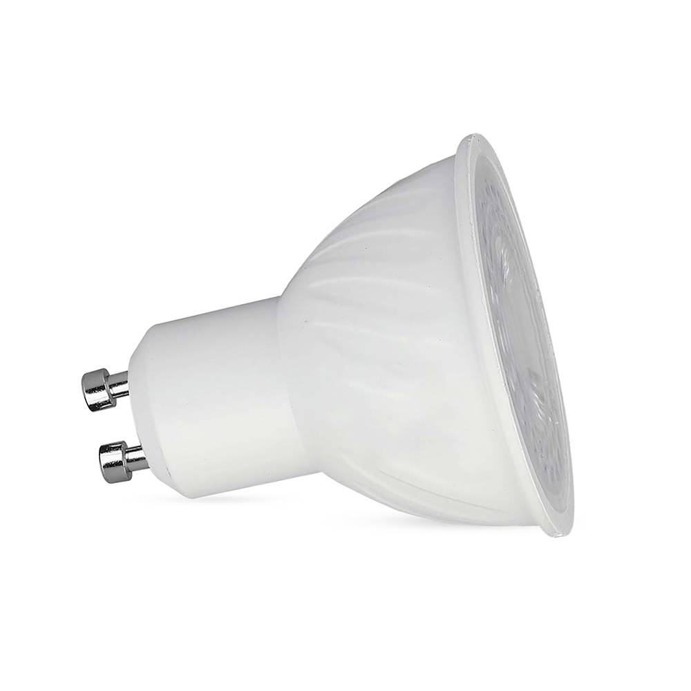 En hvid GU10 LED-pære set fra siden, hvor dens basisstik og frostet glas viser en diffus belysning.
