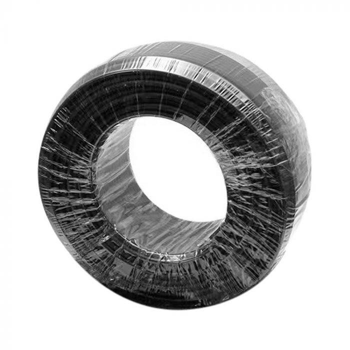 En stor, spolet trådrulle indpakket i gennemsigtig plastik, sandsynligvis til emballage eller transport.