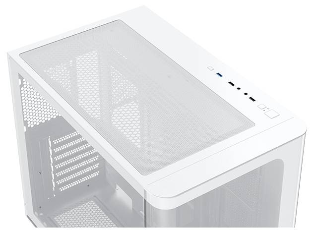 En hvid computerkasse med et netmasket toppanel, flere ventilationsåbninger og front I/O-porte, herunder USB-porte og tænd/sluk-knap.