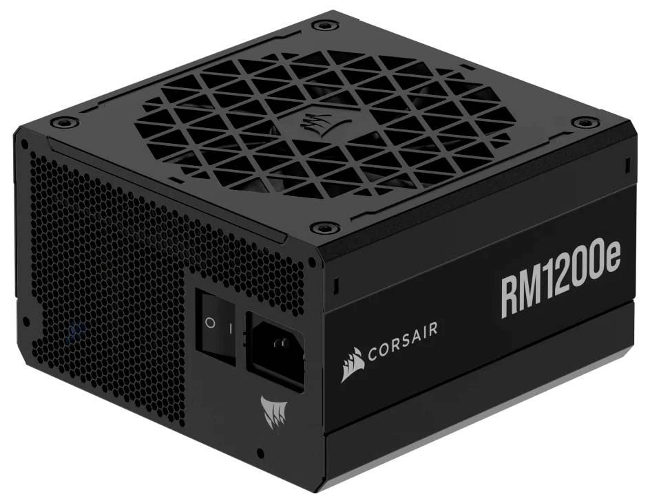 Corsair RM1200e strømforsyningsenhed har et sort eksteriør med ventilationsgitre og tænd/sluk-knap, designet til computere.