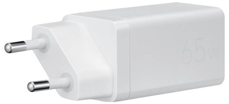 En hvid 65W strømadapter med to runde ben, som bruges til opladning af elektroniske enheder.