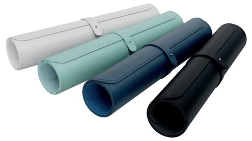 Fire sammenrullede læderunderlag i nuancer af hvid, turkis, blå og sort, hver især fastgjort med en rem.