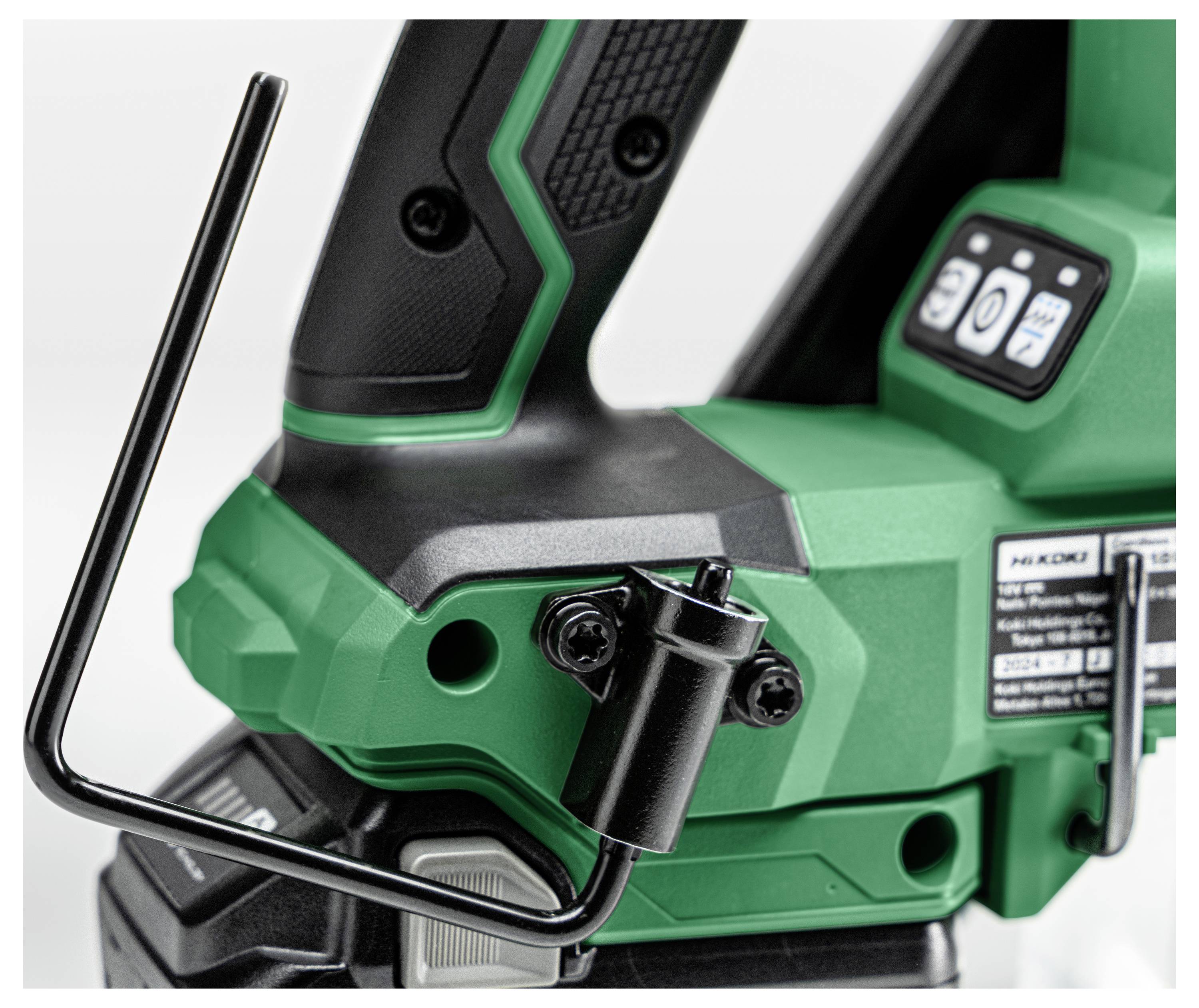 Et nærbillede af et grønt elværktøj med et håndtag, betjeningspanel med knapper og display, samt en påsat sort sekskantede unbrakonøgle.