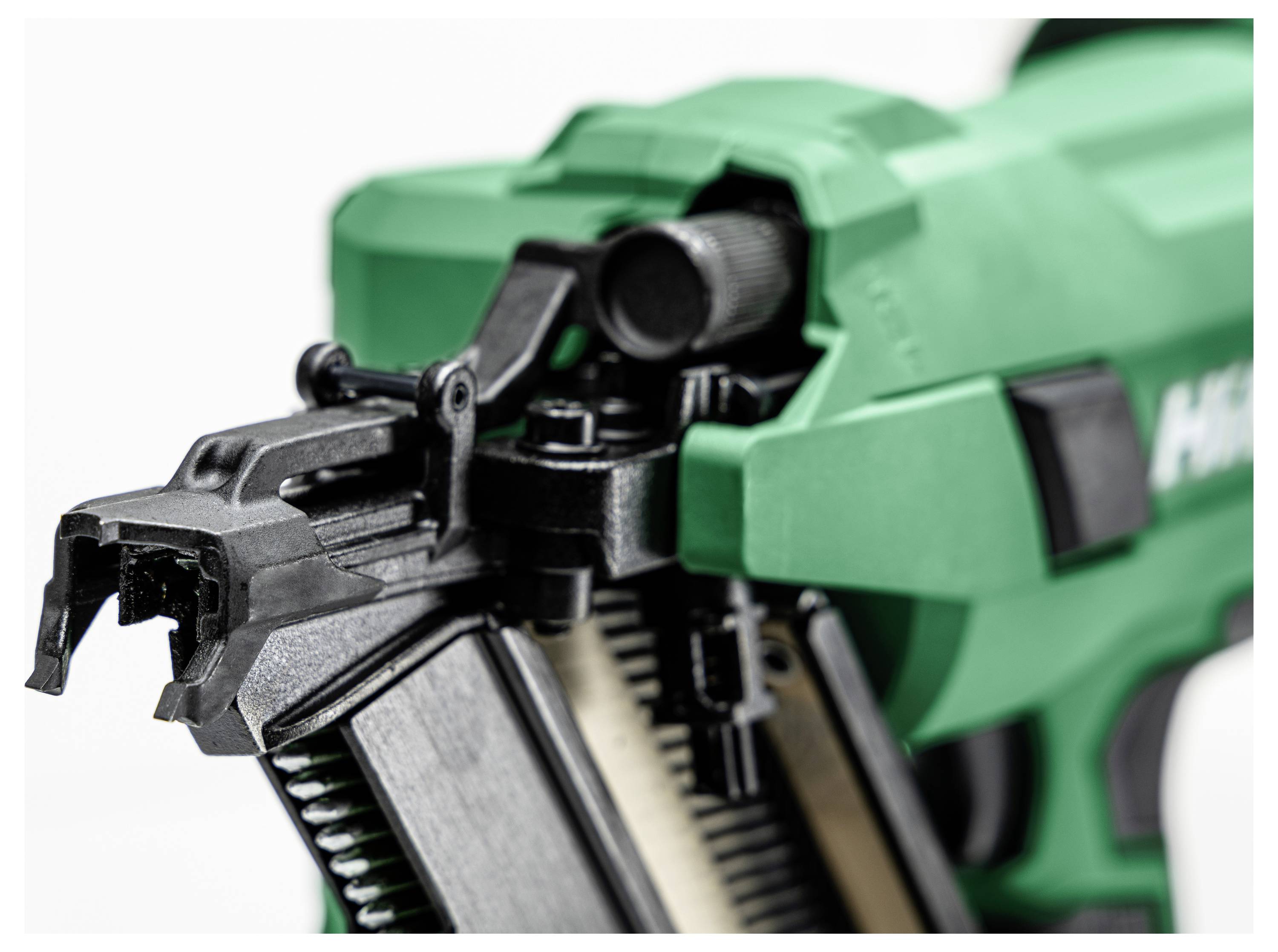 Nærbillede af en grøn sømpistol, der viser indføringsmekanismen med nogle få søm synlige, hvilket fremhæver dens funktionalitet og designmæssige karakteristika.