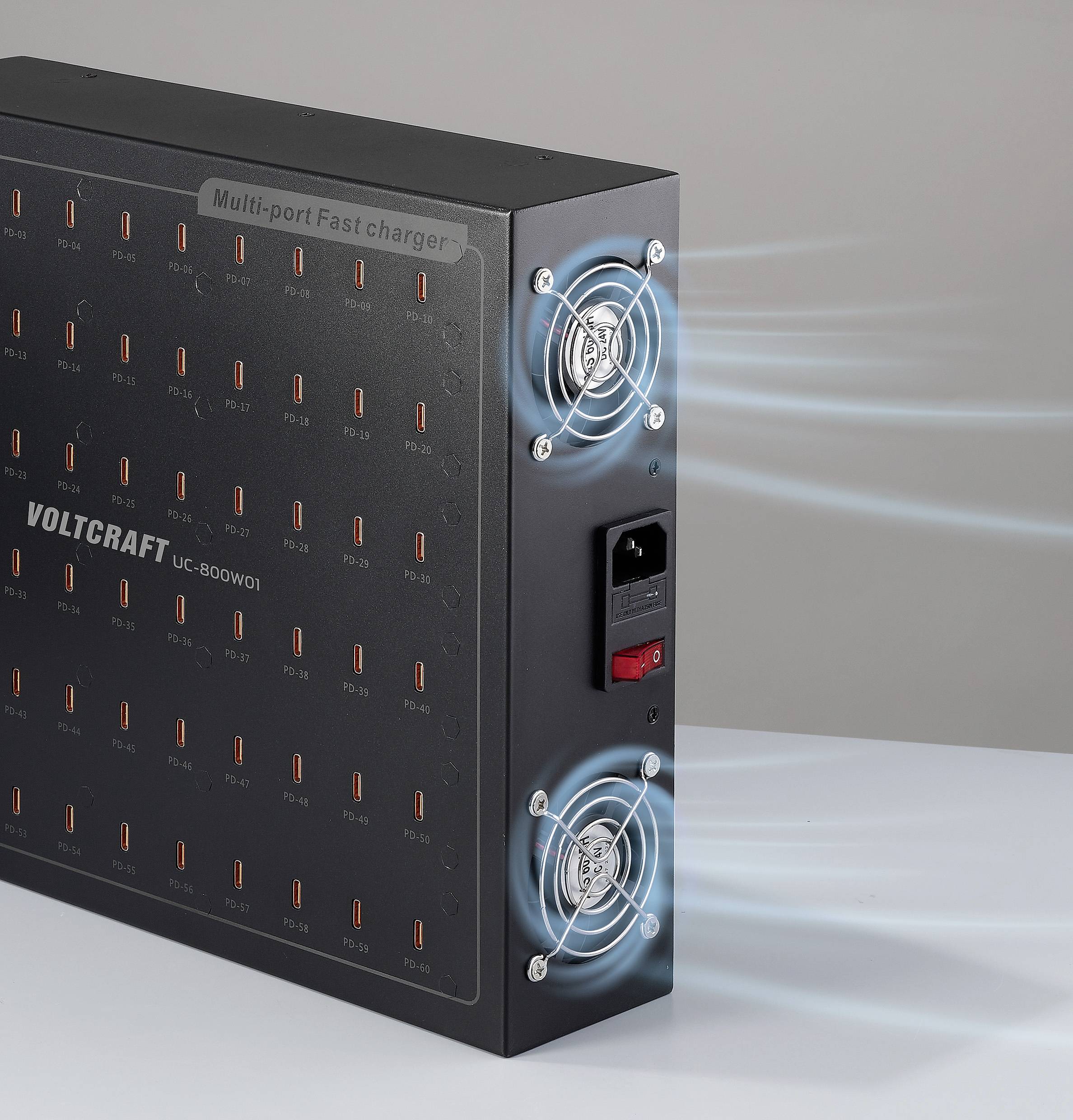 En sort multi-port hurtiglader med 'Voltcraft UC-8000' mærkning, som har flere opladningsporte og køleventilatorer der udsender luftstrøm.