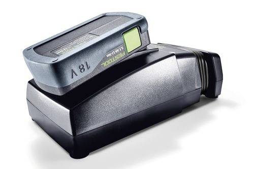 Et batteripak hviler på en opladningsbase. Pakken er mærket '18V'.