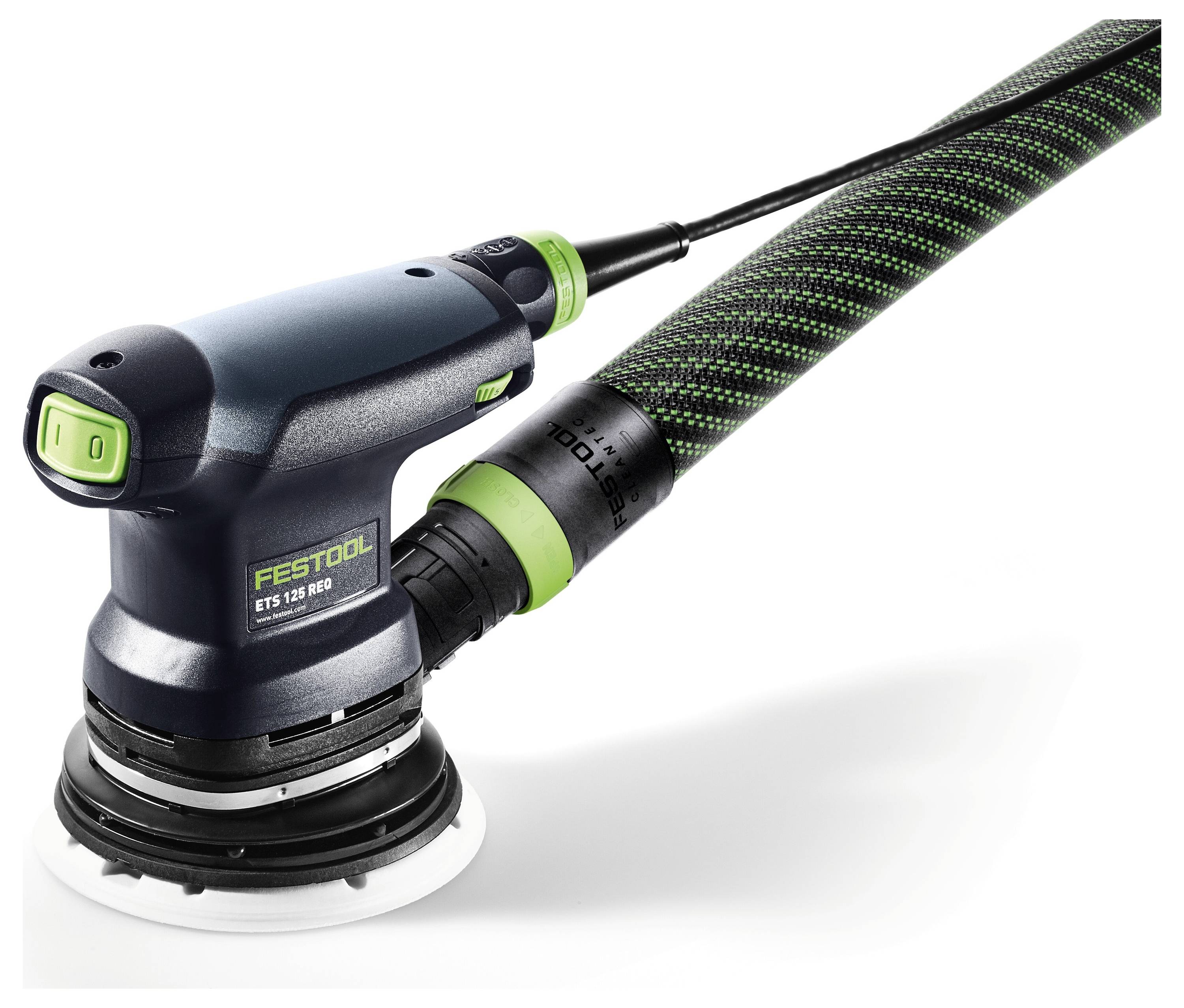 En sort og grøn Festool ETS 125 REQ excentersliber med støvsugerslange påsat, vinklet for at vise dens design og betjeningselementer.