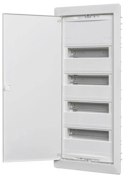 Et hvidt elektrisk panel med en åben dør, som viser flere sikringsskabspositioner arrangeret i kolonner, designet til hjemmeinstallationer.