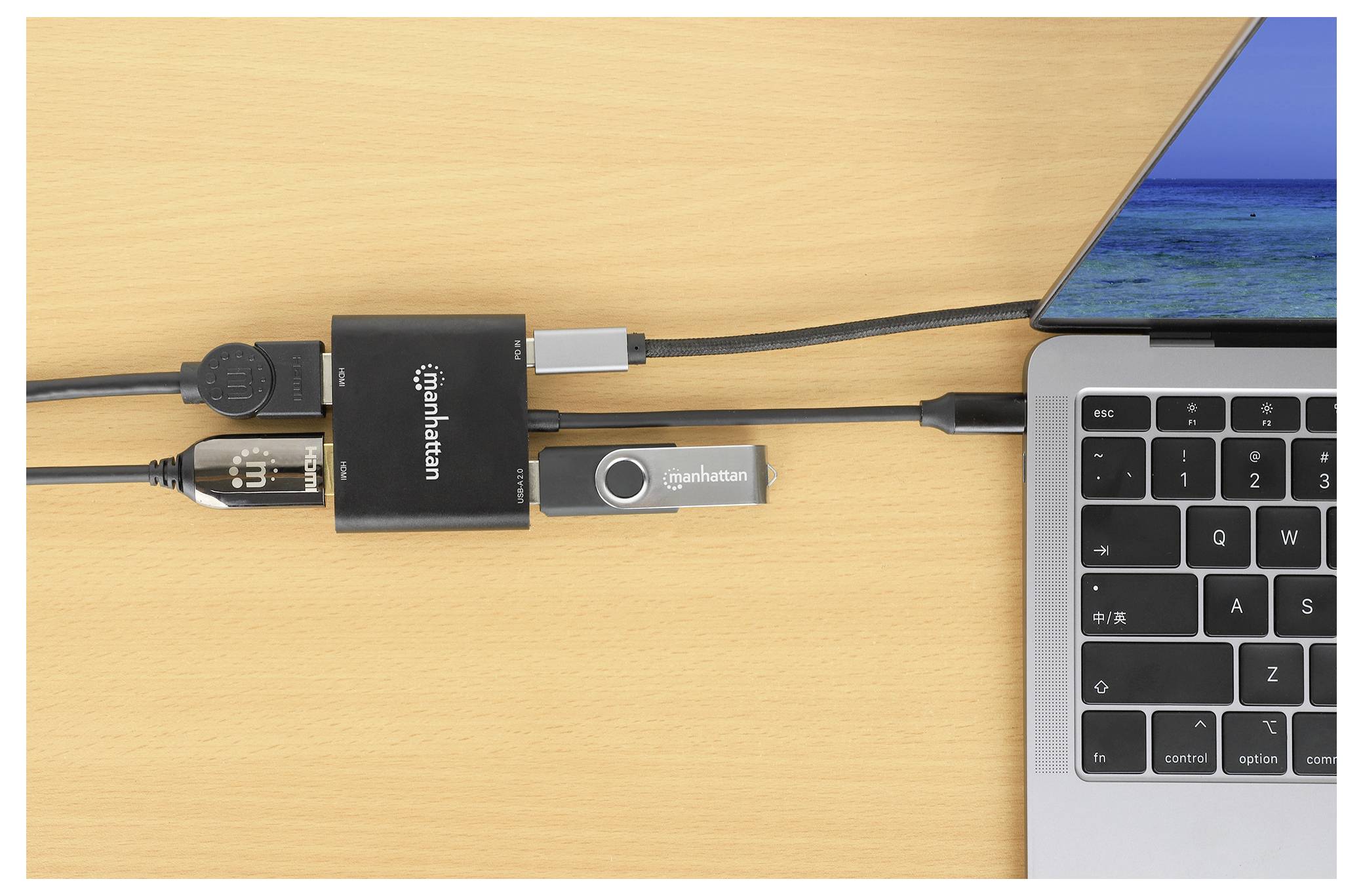 En USB-C hub forbundet til en bærbar computer, som viser flere porte i brug, herunder HDMI-, USB- og Ethernet-forbindelser på en træoverflade.