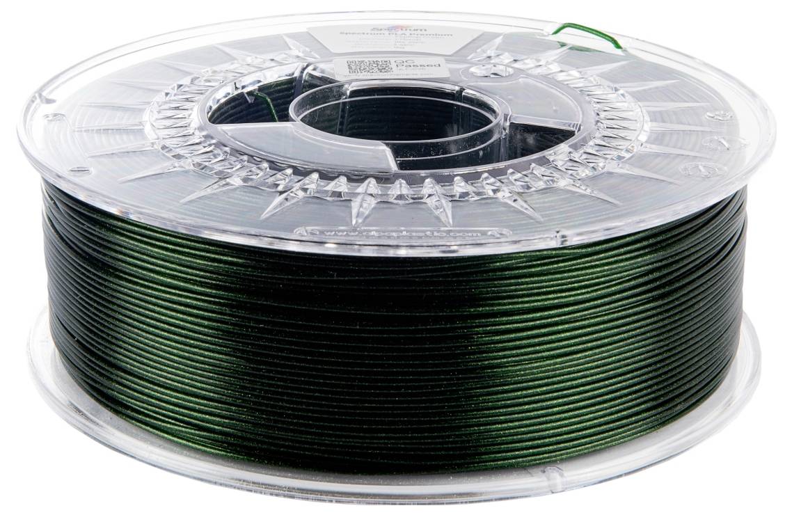 En spole med mørkegrøn filament til 3D-print, nøjagtigt oprullet, med et klart plastikdæksel.