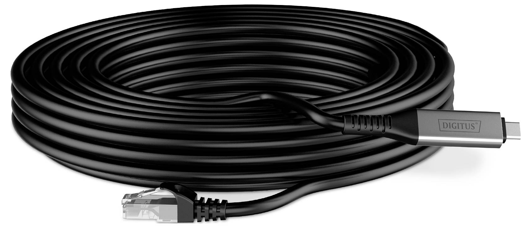 Et snoet sort Ethernet-kabel med stik i begge ender; den ene ende er USB-C og den anden er et RJ45-stik, designet til høj hastigheds internet.
