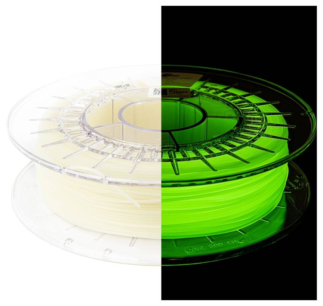 En rulle 3D-printerfilament, halvt hvid og halvt lysende grøn, som illustrerer dens dobbelte udseende i henholdsvis normal og mørk belysning.