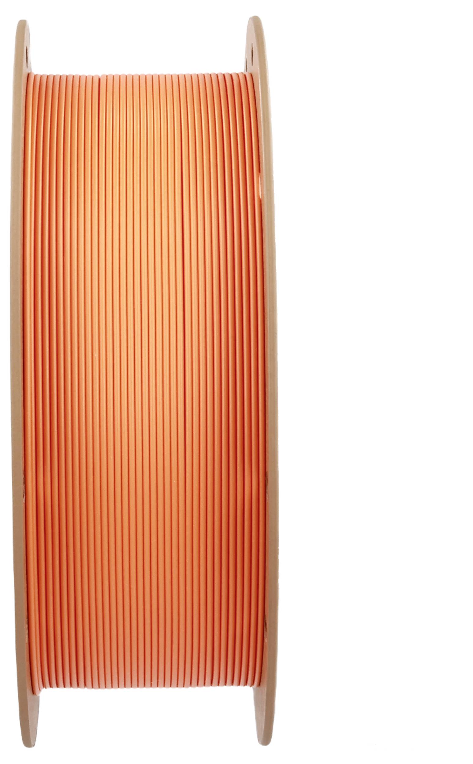 En stor spole holder stramt viklet orange filament, sandsynligvis brugt til 3D-print eller lignende industrielle anvendelser.