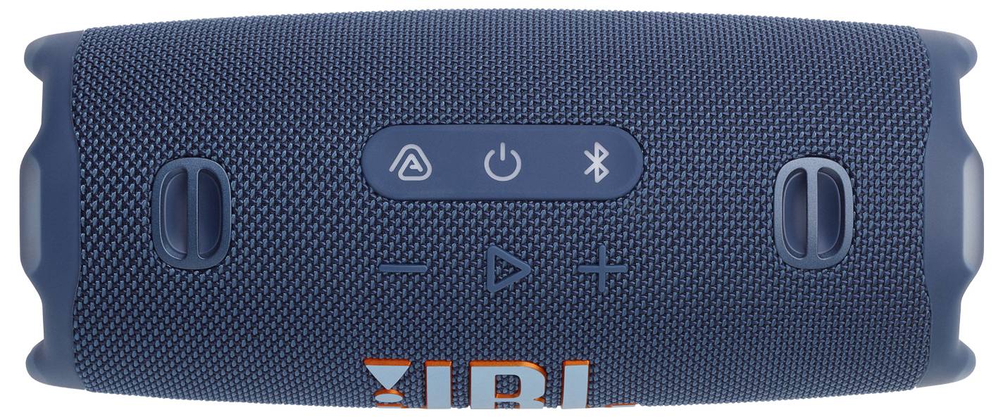 En blå bærbar højtaler med kontrolknapper øverst til strøm, lydstyrke og Bluetooth-forbindelse. Varemærkets logo er synlig.