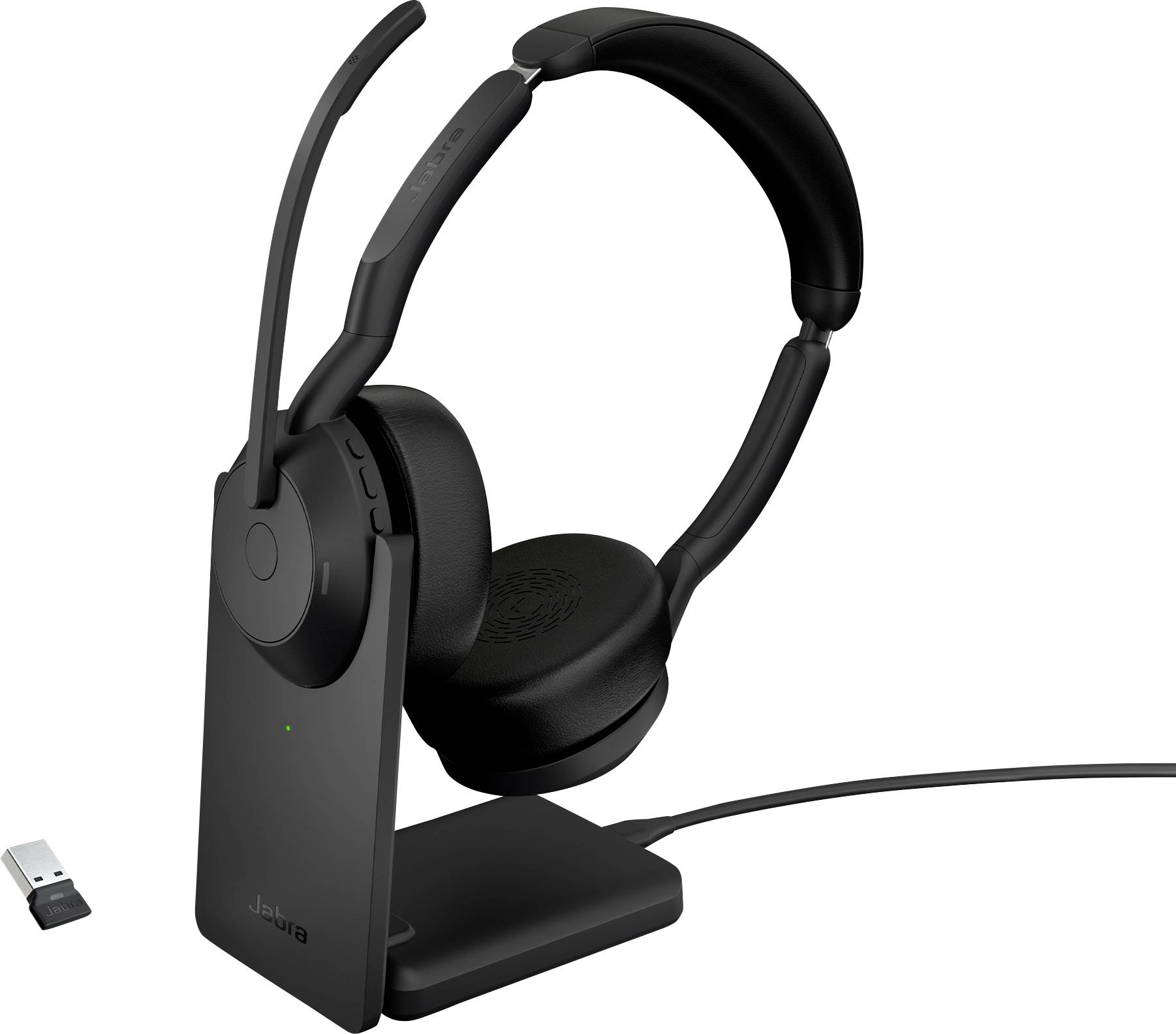 Et sort trådløst headset hviler på en opladningsstand, med en USB-dongle ved siden af. Headsettet har en mikrofon og polstrede ørepuder.