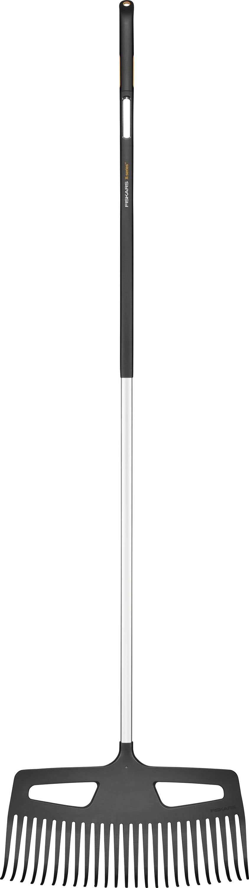 En sort og sølvfarvet havekratte med et langt skaft og et bredt hoved udstyret med flere tænder. Designet til at samle blade eller affald.