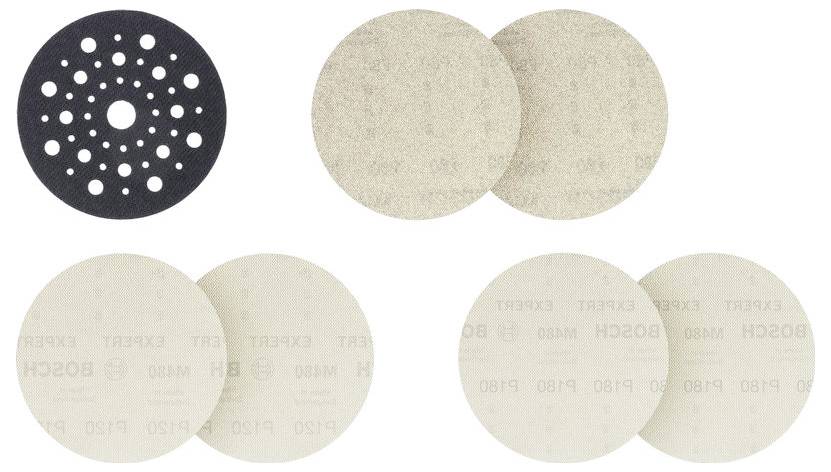 Et sæt slibeskiver, herunder én sort skive med huller og flere beige skiver, organiseret i par.