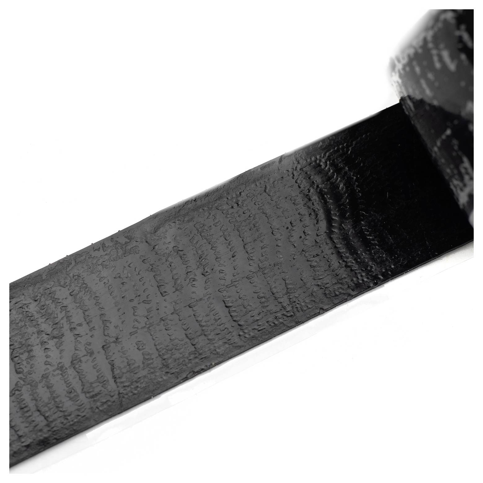 Nærbillede af en rulle sort gaffa-tape, delvist rullet ud, der viser den strukturerede klæbeoverflade.