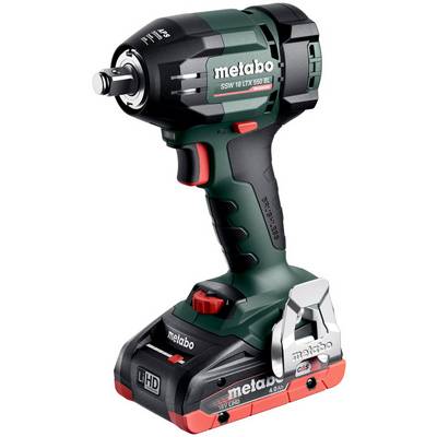 Trådløs Metabo slagskruetræk med batteripakke, der viser værktøjet og tilsluttet sokkeluddrive på hvid baggrund.