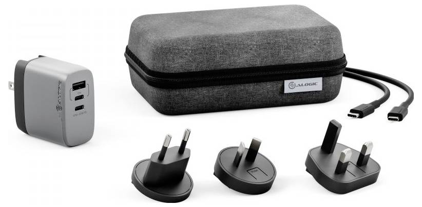 Et rejseadapter-sæt med medfølgende bæretaske, USB-vægoplader og udskiftelige stiktyper til forskellige regioner.