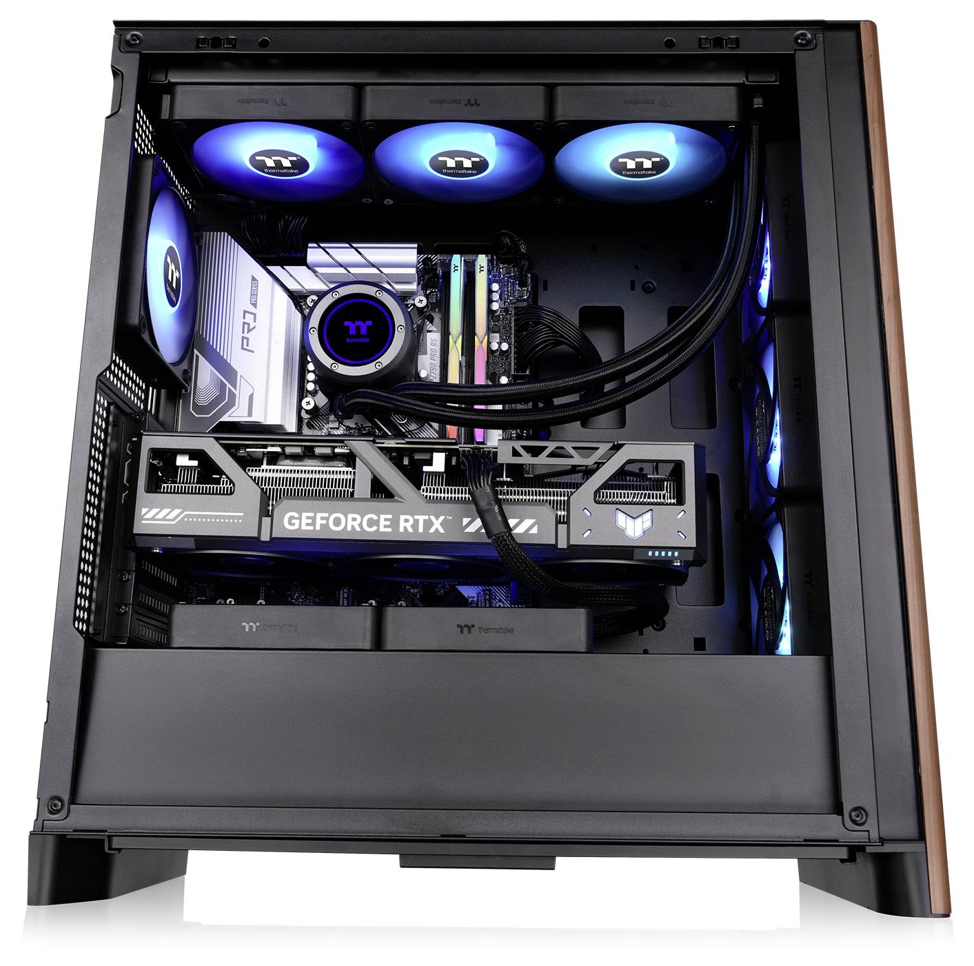 Åben computerkappe der viser interne komponenter: et grafikkort mærket 'GEFORCE RTX', et bundkort med kølesystem og LED-belyste blæsere.