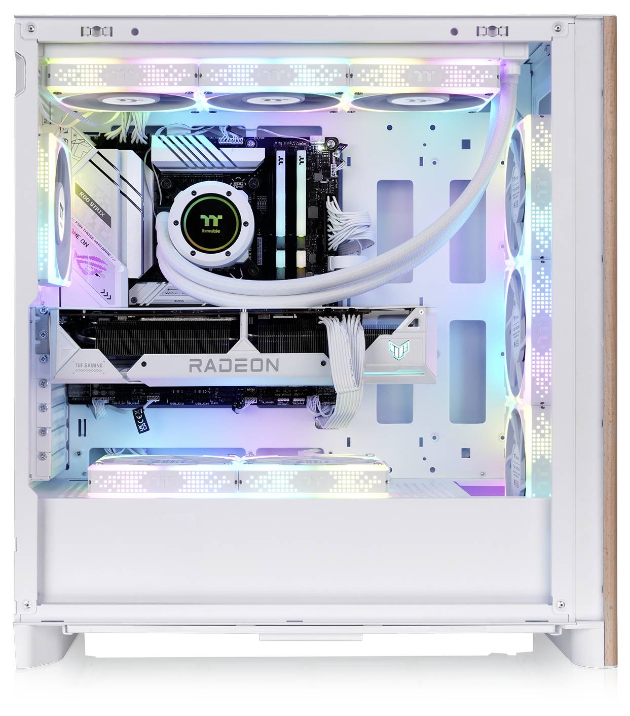 En computer med et gennemsigtigt sidepanel, der viser de indvendige komponenter, RGB-belysning og et 'RADEON' grafikkort i en hvid kabinet.