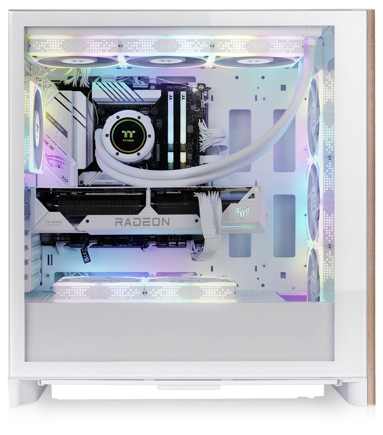 Et hvidt PC-kabinet med synligt væskekøling, et 'Radeon' grafikkort og RGB-belysning, der fremviser interne komponenter og kabelføring.