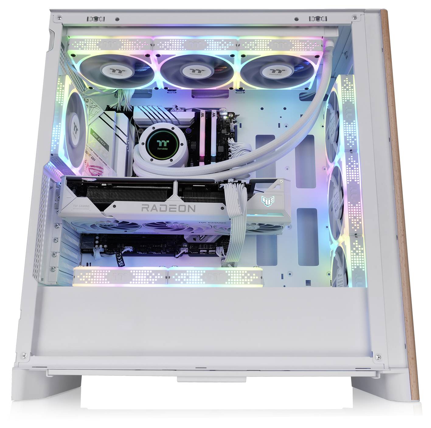 Et stilfuldt gaming PC-kabinet med hvid indvendig side, udstyret med RGB-belysning og komponenter som et grafikkort, kølesystem og blæsere.