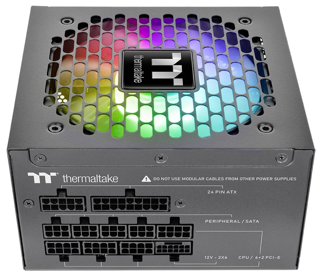 En sort Thermaltake strømforsyningsenhed med en ventilation, der viser farverig RGB-belysning og udstyret med flere perifere og SATA-strømporte.