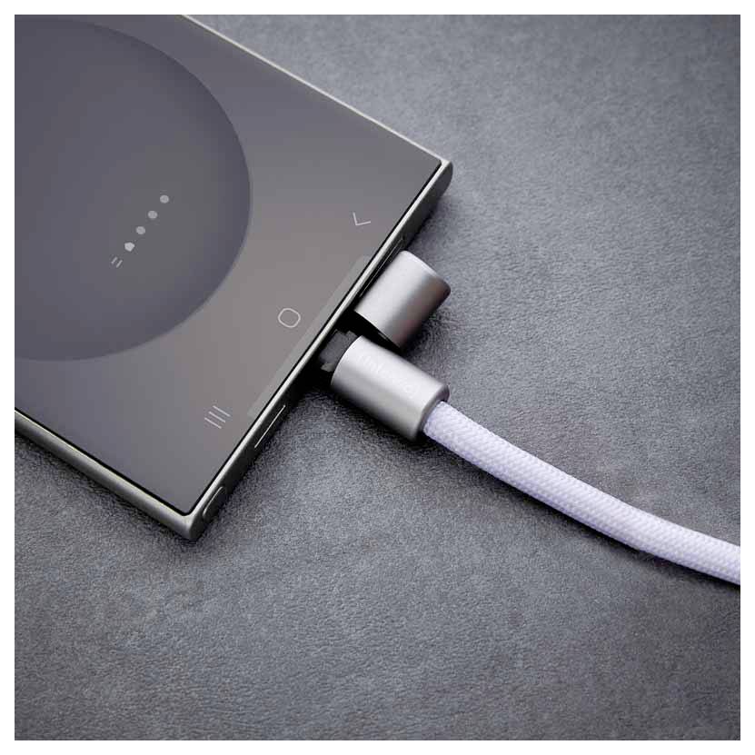 Smartphone-opladning, forbundet til et hvidt kabel på en grå overflade. Displayet viser opladningsstatus.