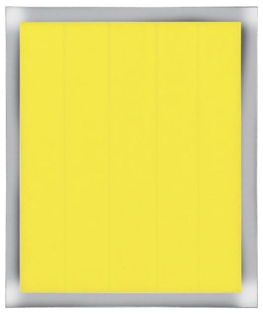 Et lyst gult rektangel med subtile vertikale linjer er placeret op imod en grå baggrund, hvilket skaber et minimalistisk, moderne design.