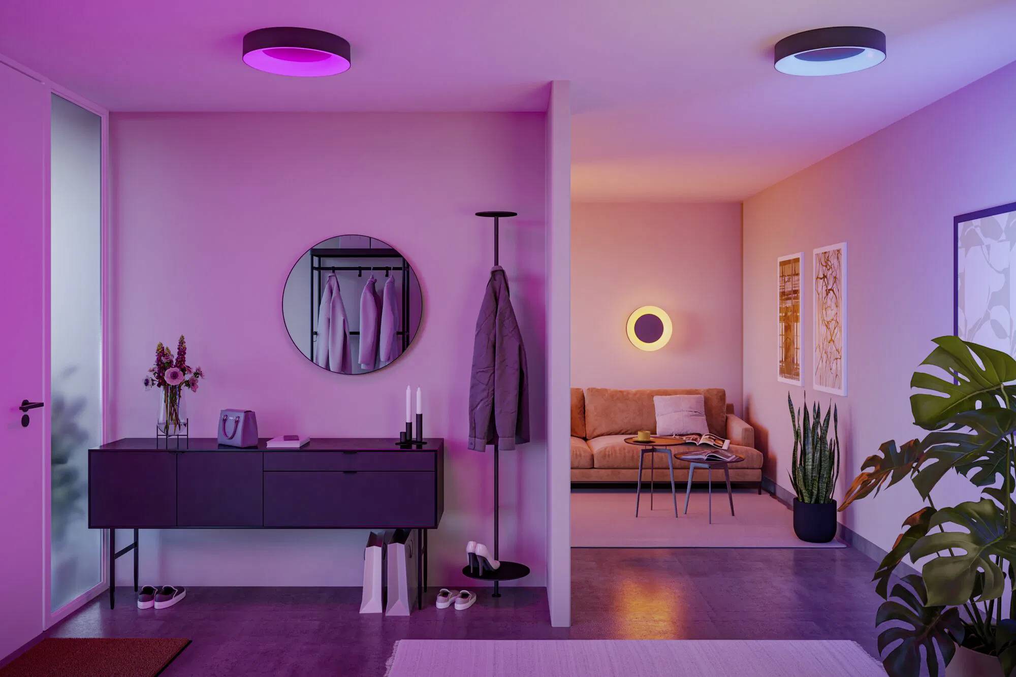 Et moderne opholdsrum med pink og lilla ambientbelysning, der omfatter en entré med en knagerække og et konsolbord, som fører hen til en hyggelig siddeafdeling.