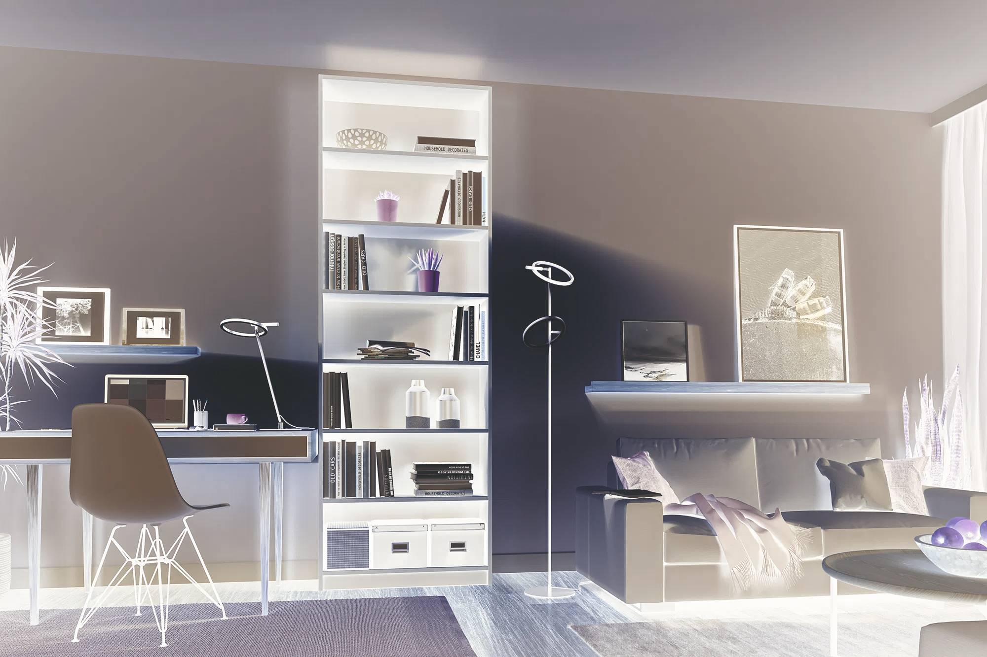 Et moderne stue med et skrivebord, en stol og en bærbar computer til venstre. En bogreol med dekoration i midten, en sofa og indrammet kunst til højre.