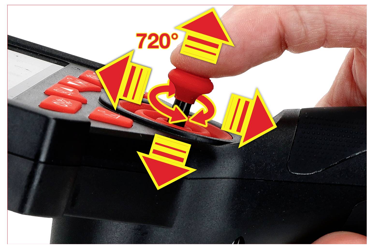 En hånd betjener en joystick på en sort spillekontroller, der viser multidirektionelle pile og '720°', hvilket indikerer rotationsbevægelsens kapacitet.