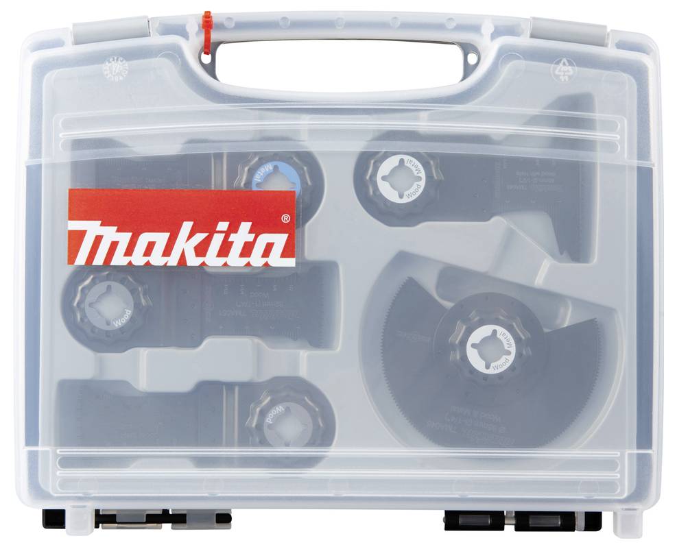 Et gennemsigtigt værktøjskabinet med Makita-logoet indeholder cirkelklingerne og tilbehøret ordnet pænt indeni.