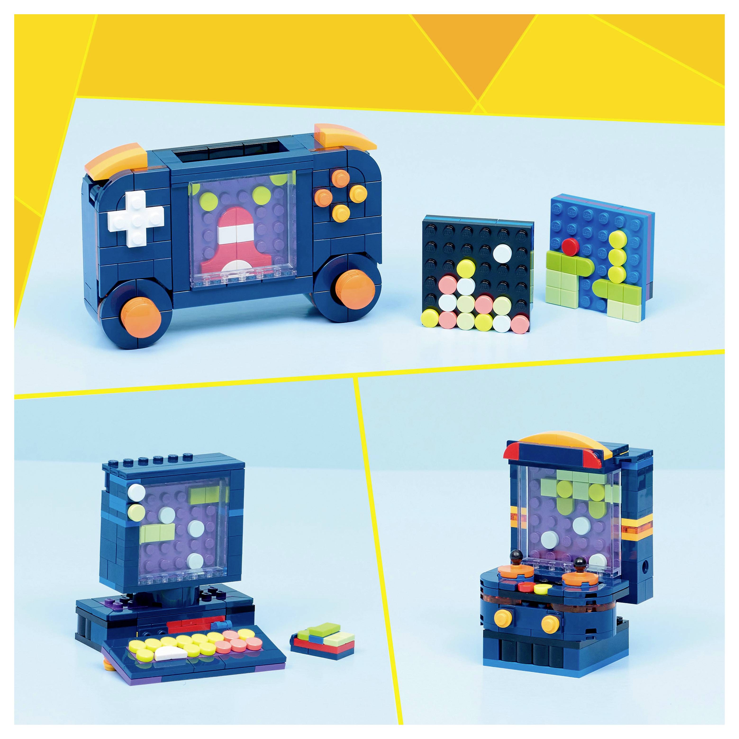Legetøjsklodse-modeller: håndholdt konsol med skærm, der viser svamp, en væg med Tetris-lignende design, et fjernsyn med konsol og en arkademaskine.