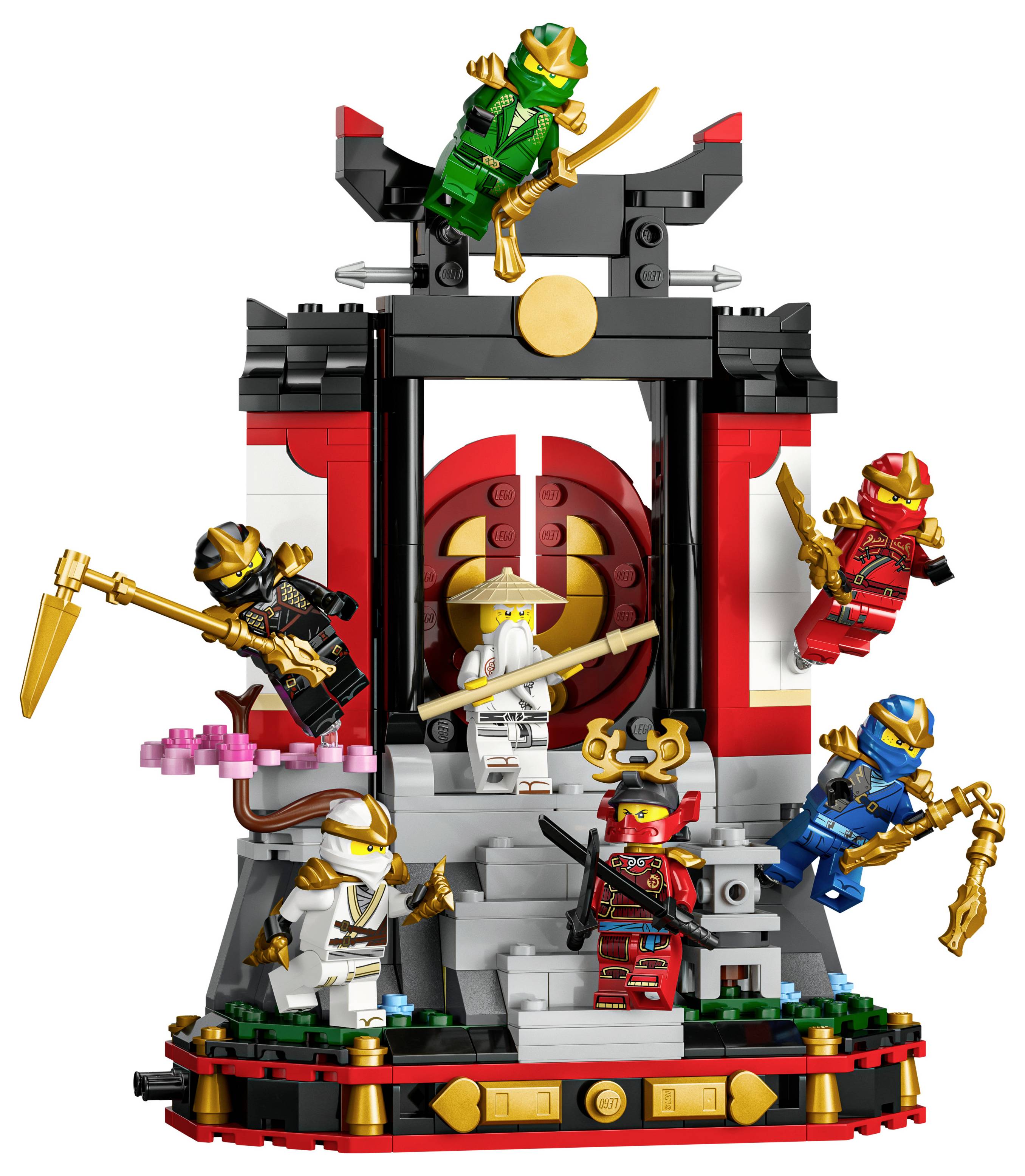 Lego-sæt med seks ninjaer i farverige dragter med våben, placeret på en dekorativ tempelstruktur med trapper og buer.