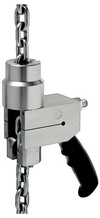 Et håndholdt kædeskæringsværktøj, der holder en metalcylinder, udstyret med en metallic krop og et sort ergonomisk håndtag, velegnet til industriel brug.