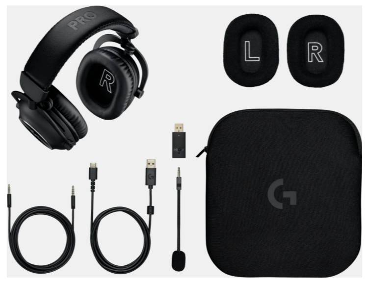 Gaming headset fra Logitech med aftagelig mikrofon, USB-adapter, lydkabler, ekstra ørepuder mærket 'L' og 'R' samt bæretaske.