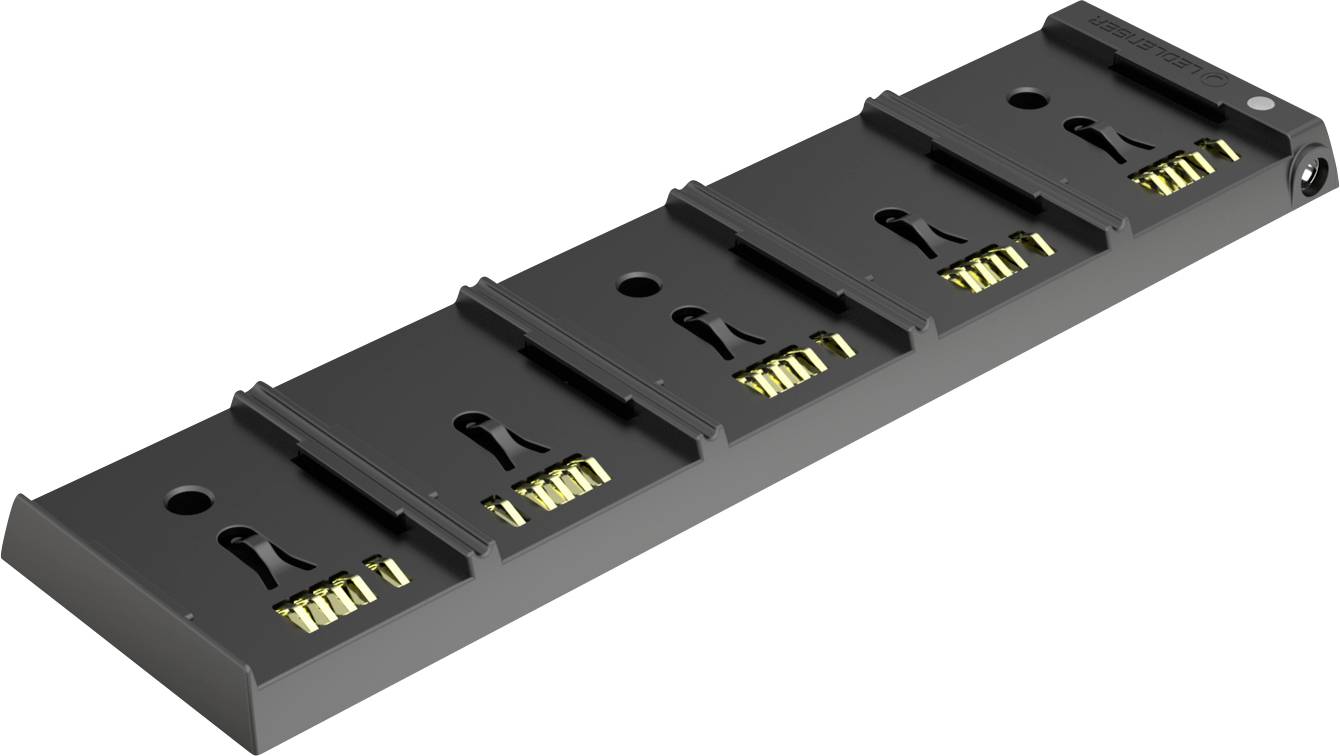 En femslots batterioplader med guldkontaktpunkter, designet til samtidig opladning af flere enheder.