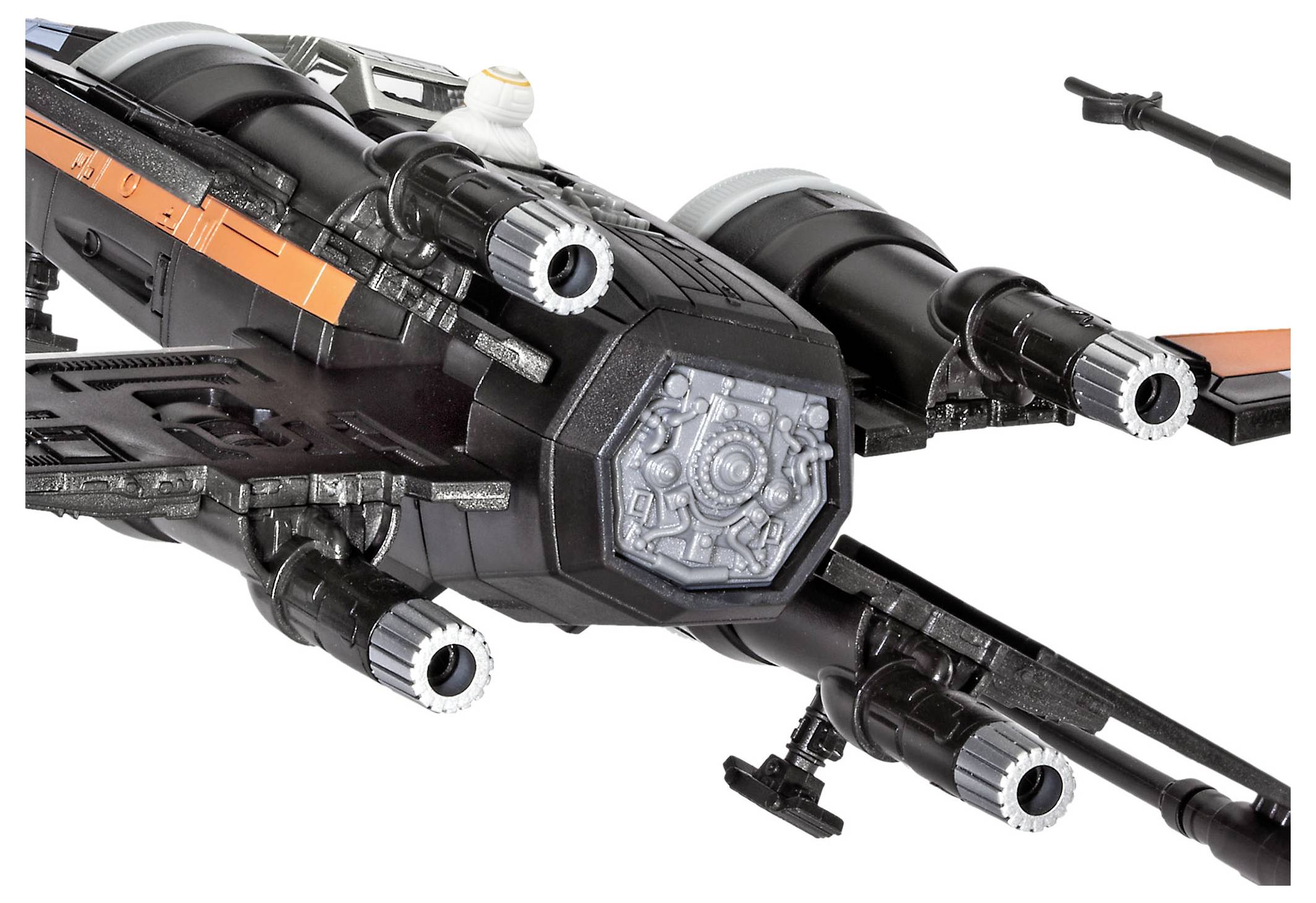 En detaljeret model af et fremtidsorienteret rumfartøj med dobbelte motorer, en orange stribe og en lille droidfigur øverst.